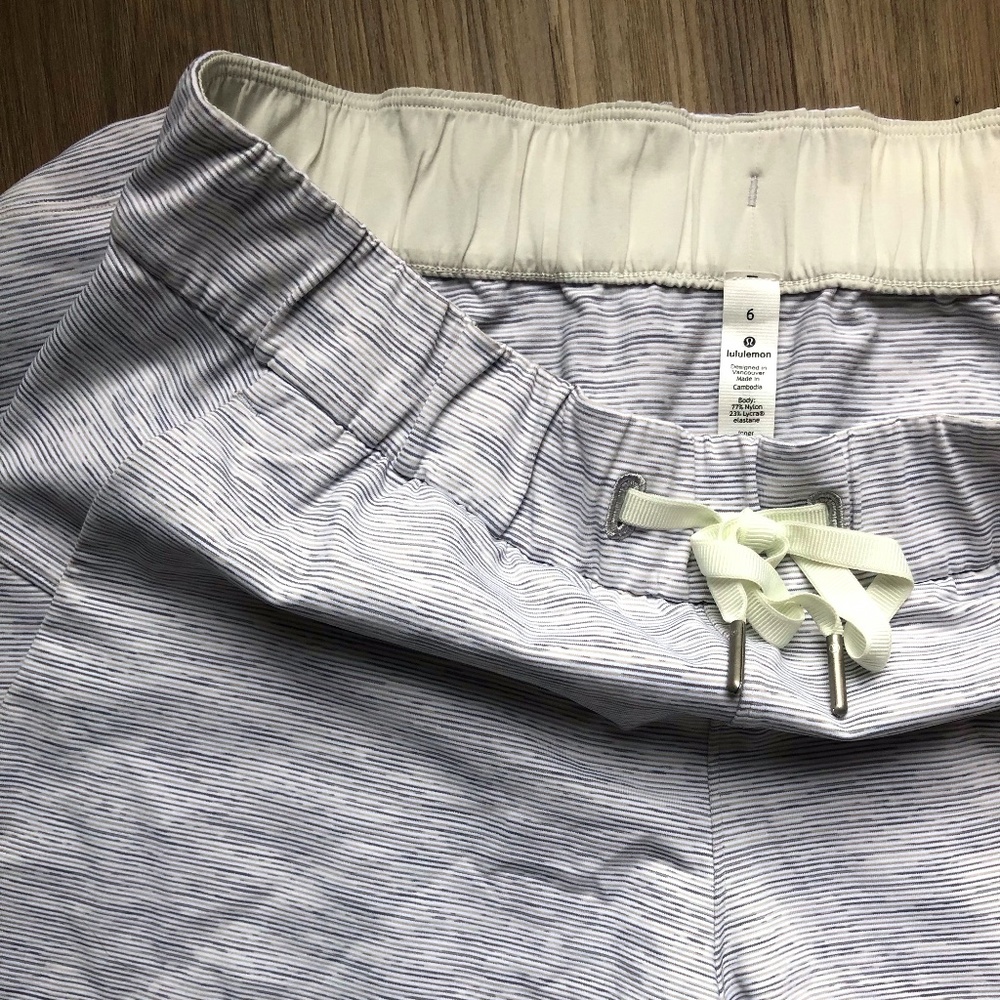 Never been worn Lululemon on the fly joggers